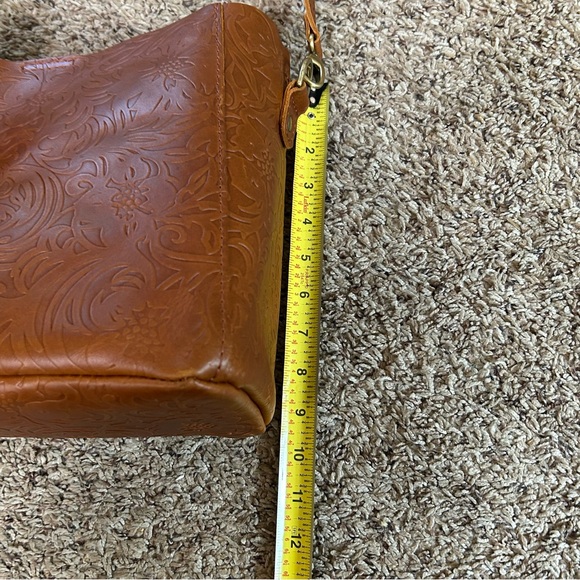 Portland Leather Goods Butterfly Bucket crossbody embossed tooled bag w/ tassel - Picture 10 of 11